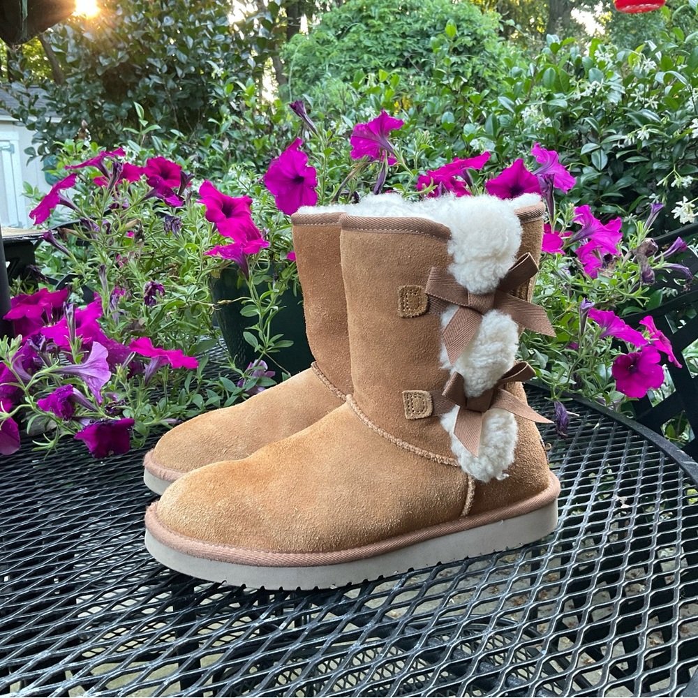 Koolaburra By Ugg Decorative Fur & Bows Sheepskin Fur Lined Slip On Suede Boots! - Picture 5 of 16